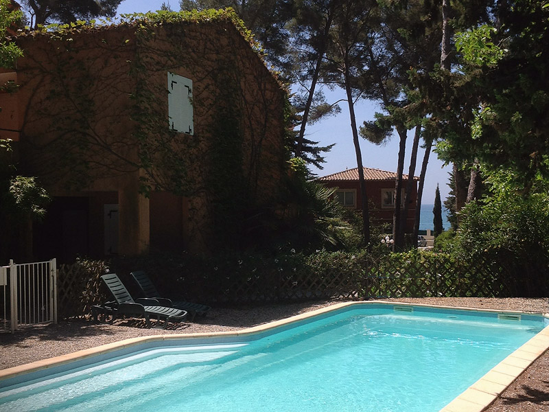 La piscine sécurisée, chauffée et privée