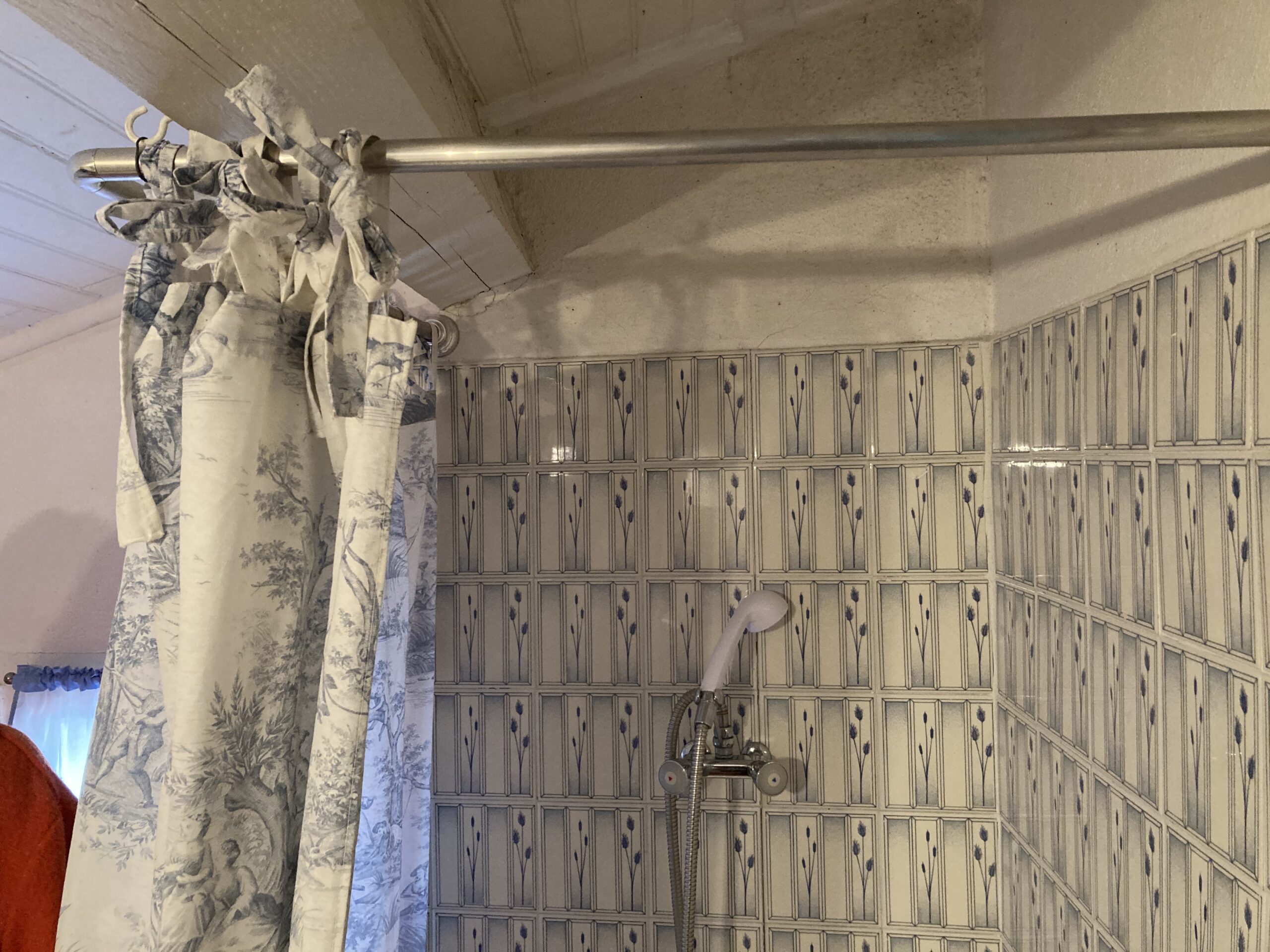 Charming Valaury - DOUCHE 2 ème ETAGE