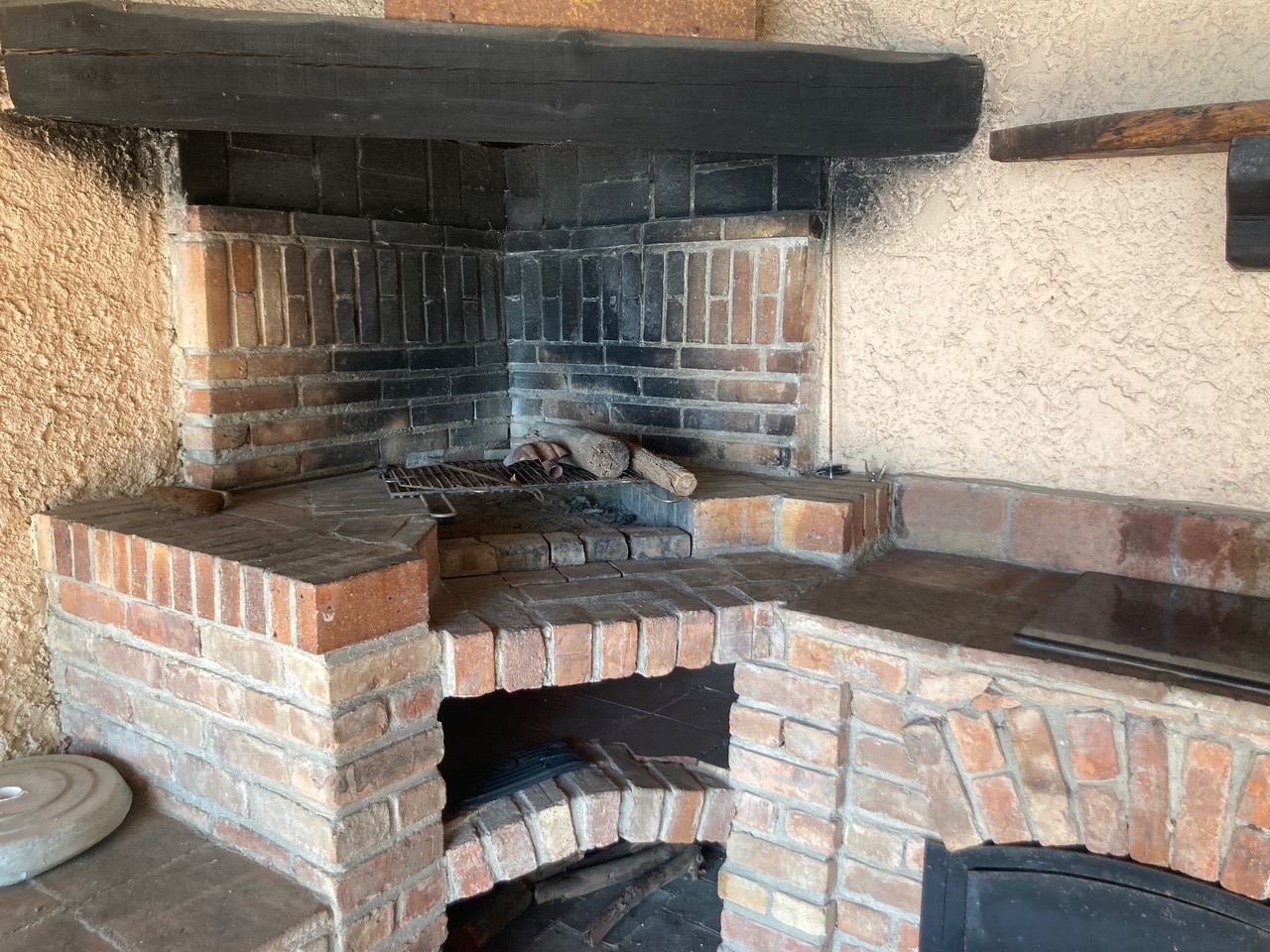 B B Q.  DECO